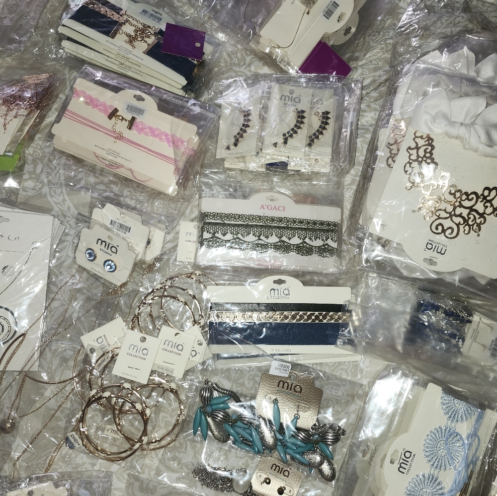 Resellers Bundle 132 pieces of Mia Collection Accessories. - Picture 7 of 10